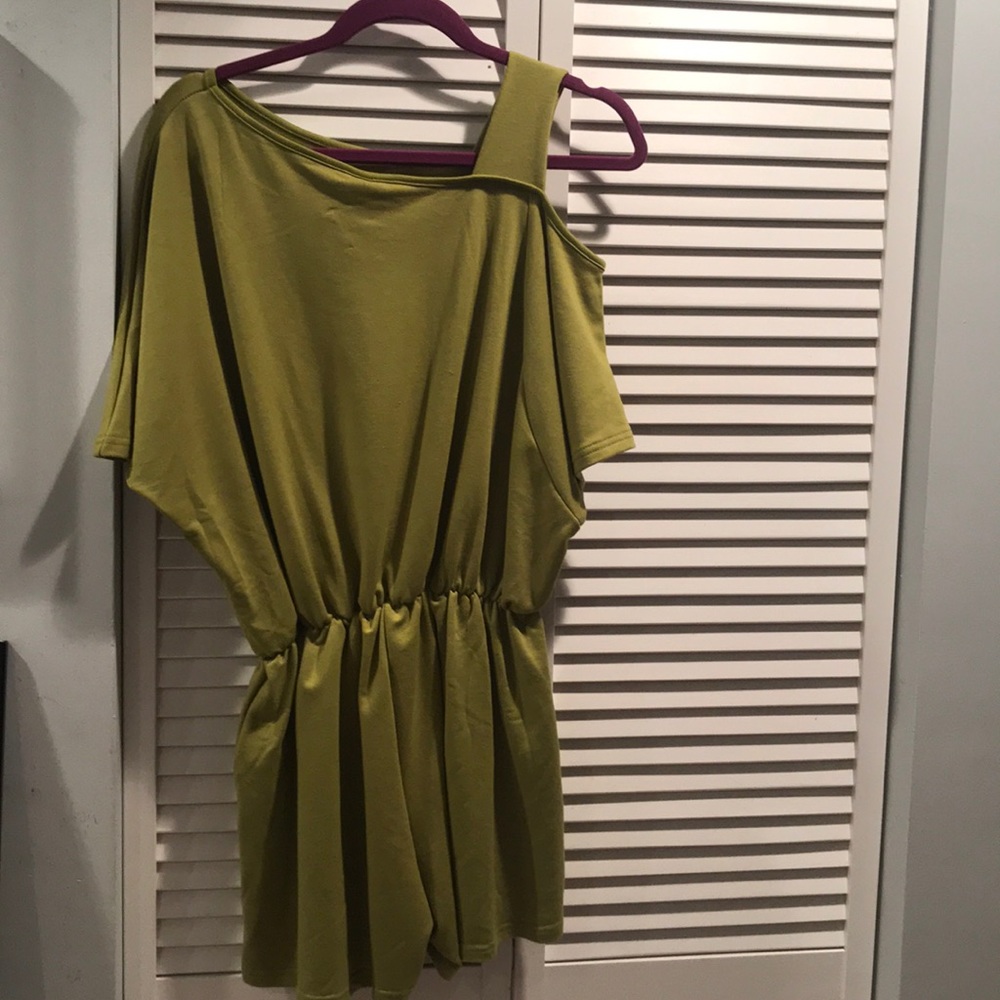 Open shoulder short romper